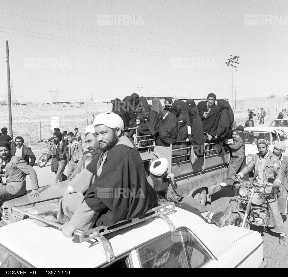 استقبال مردم قم از امام خمینی در هنگام ورود به این شهر