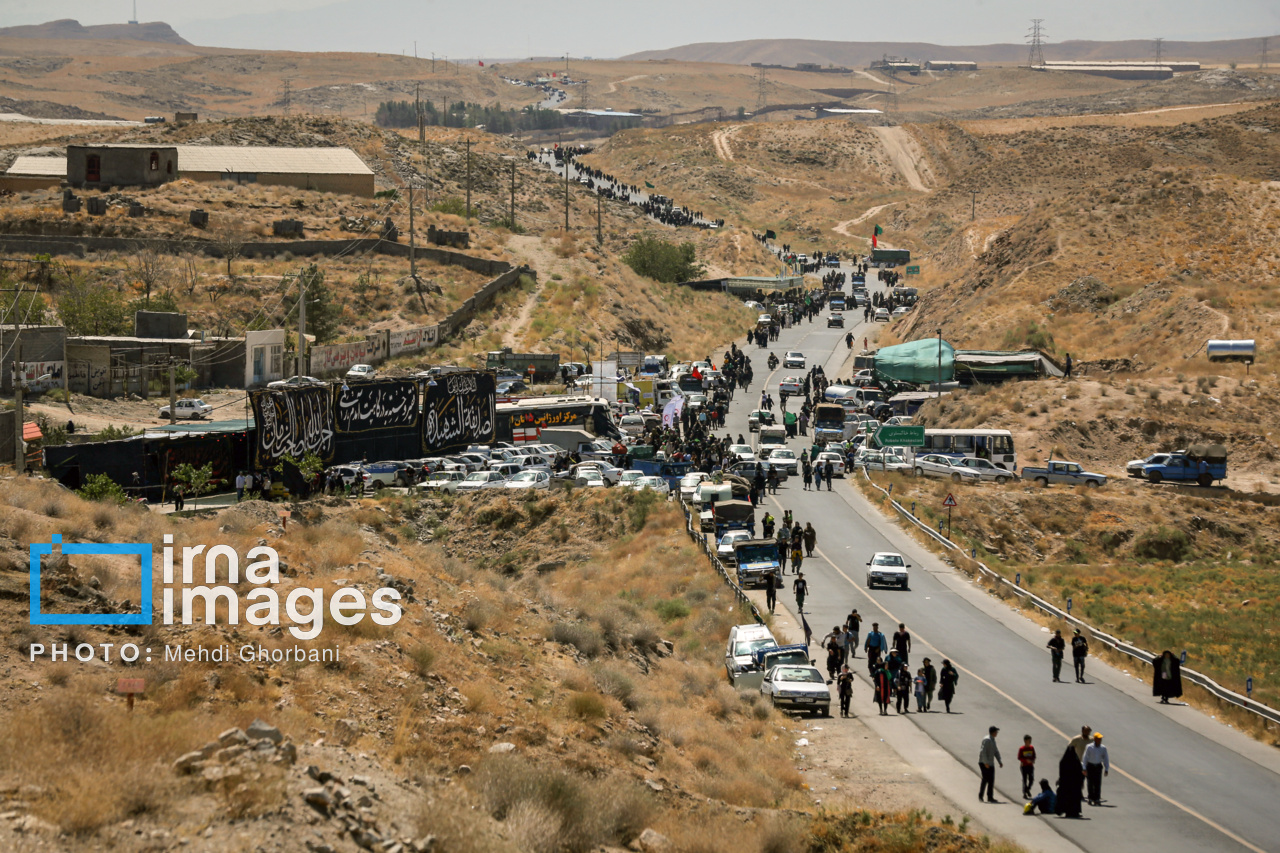 زائران پیاده در راه مشهد الرضا(ع)