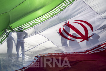 برافراشتن پرچم جمهوری اسلامی ایران به مناسبت دهه فجر در اهواز