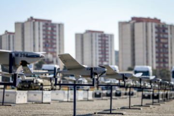 
Des véhicules tactiques, des drones et des systèmes de surveillance audio rejoignent les forces terrestres de l'armée iranienne
