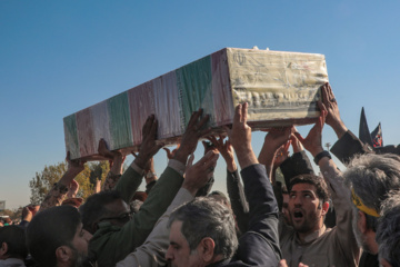 Iran : enterrement des corps de soldats martyrs inconnus à Yazd