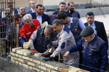 Le Président Pezeshkian participe à la construction d'une école