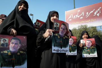 Ceremonia fúnebre en Mashhad por el general Nilforushan