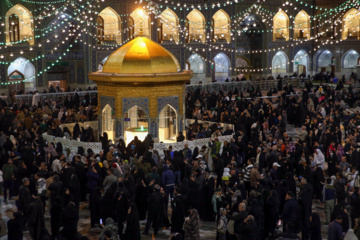 L'ambiance du sanctuaire de l'Imam Reza (P) à la veille de l’anniversaire de la bienheureuse naissance du très vénéré Imam Ali (P)