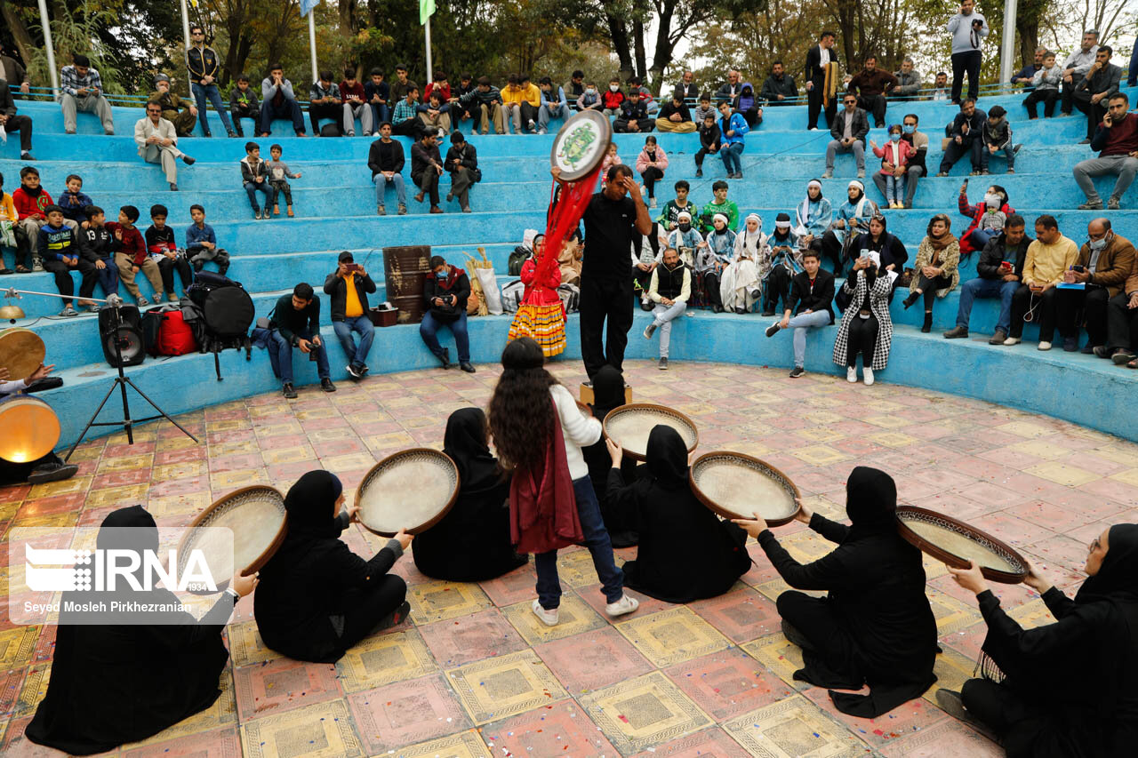 ۲۳ اجرا در آخرین روز از جشنواره تئاتر خیابانی مریوان به روی صحنه رفت