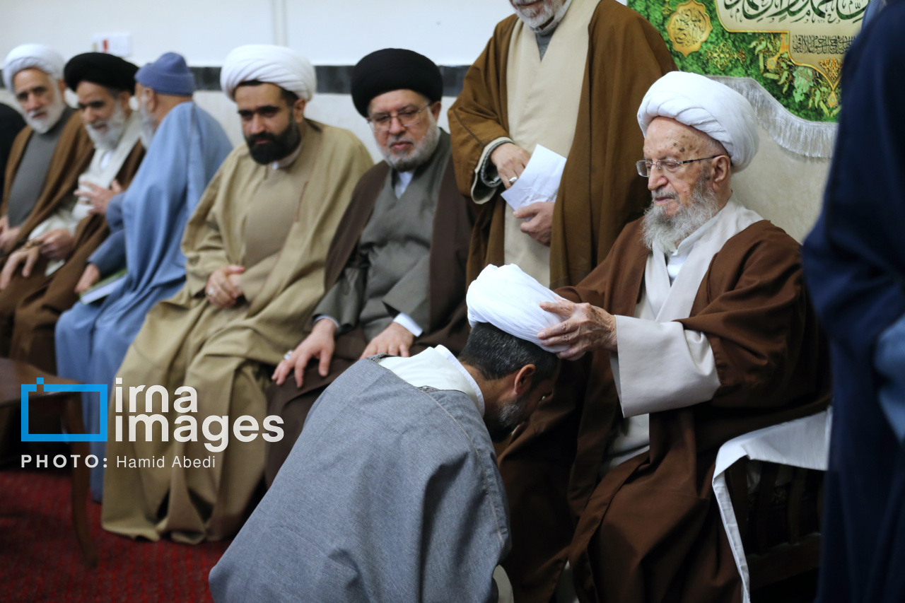 Iran : cérémonies de remise des turbans aux étudiants de l'école de théologie de Qom 