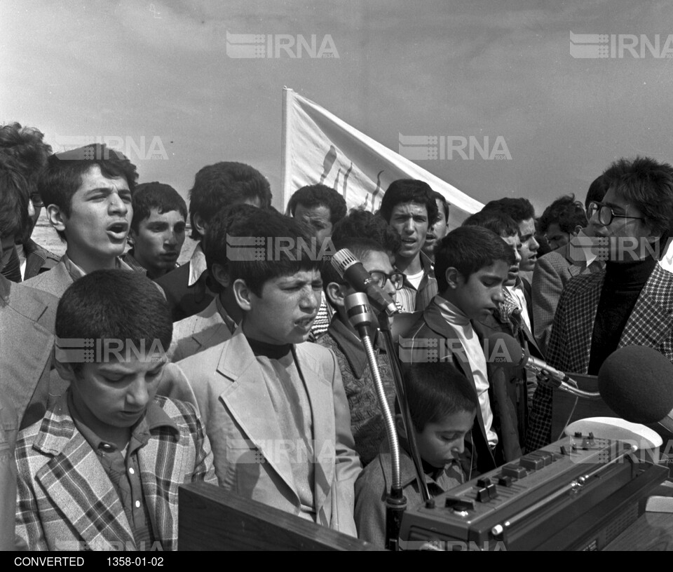 اجتماع مردم تهران در حمایت از برقراری جمهوری اسلامی - اجرای سرود توسط نوجوانان