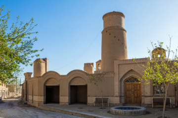 مسجد سنتی روستای فورگ؛ وستای فورگ کاملاً در دامنه کوه مؤمن آباد واقع شده، دارای آب‌‌و‌هوای سرد کوهستانی است و جزء مناطق ییلاقی خراسان‌جنوبی به شمار می‌رود.