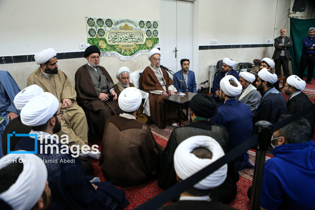 Iran : cérémonies de remise des turbans aux étudiants de l'école de théologie de Qom 