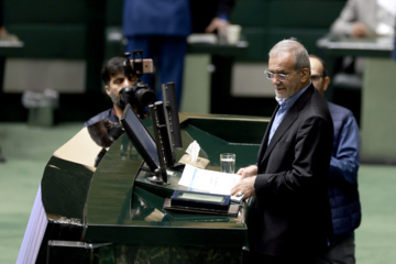 Presentación del proyecto de presupuestos para el próximo año iraní al Mayles