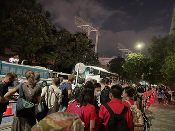 صف طولانی خبرنگاران برای اتوبوس در پایان مراسم افتتاحیه المپیک