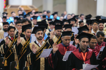 Téhéran (IRNA)-La cérémonie de remise des diplômes de 500 étrangers de 22 nationalités différentes, qui viennent de terminer leurs études dans les universités iraniennes, a eu lieu ce jeudi après-midi (12 décembre 2024) à l'université de Chiraz et dans le sanctuaire sacré de Shahcheragh (PSL). (Photo : Reza Qaderi)