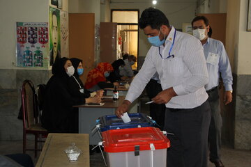 حضور اقشار مختلف مردم ماکو در پای صندوق‌های رای