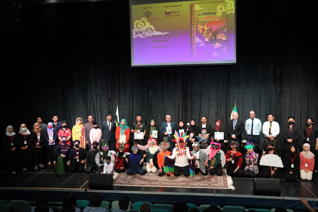 کتاب هد هد و سیمرغ در سفارت ایران در دارالسلام رونمایی شد