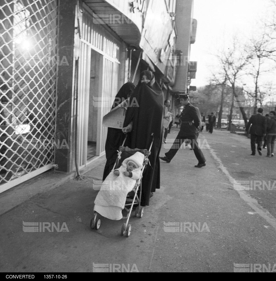 حضور مردم در خیابان های تهران پس از شنیدن خبر فرار شاه