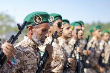 Le défilé des forces armées iraniennes à l’occasion de la Semaine sacrée de la défense