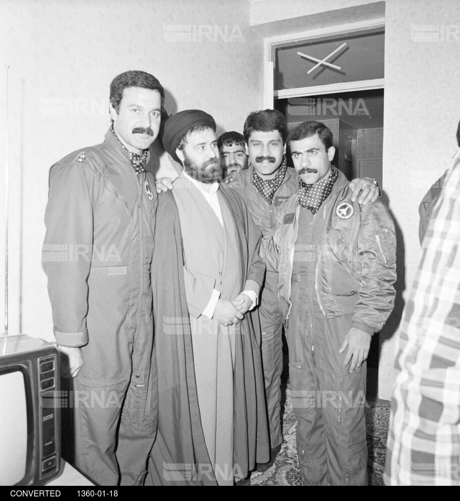 ملاقات خلبانها و کادر فنی نیروی هوائی با امام خمینی