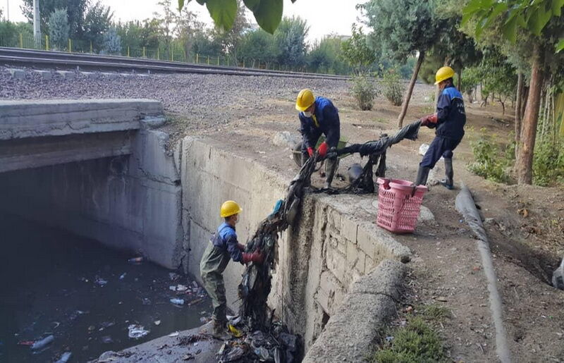 جمع آوری حدود ۵۰ تُن زباله از کانال های اسلامشهر