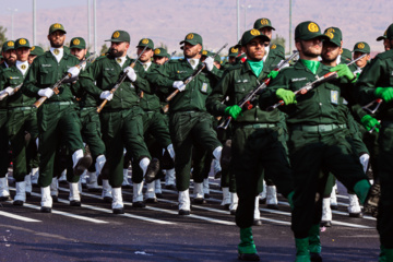 Le défilé des forces armées iraniennes à l’occasion de la Semaine sacrée de la défense