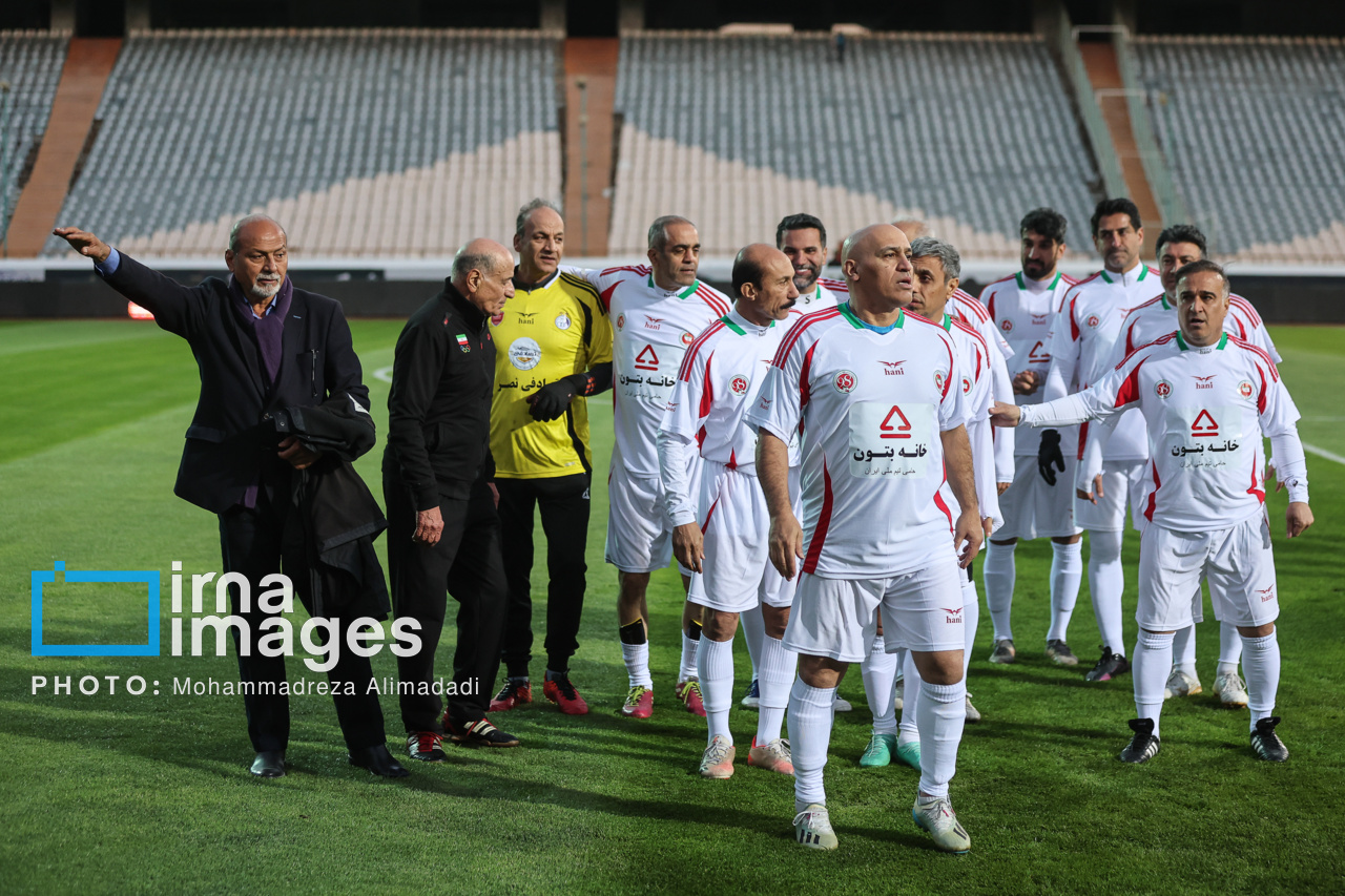 دیدار تیم‌های «منتخب ۹۸» و «پیشکسوتان سرخابی‌ها»