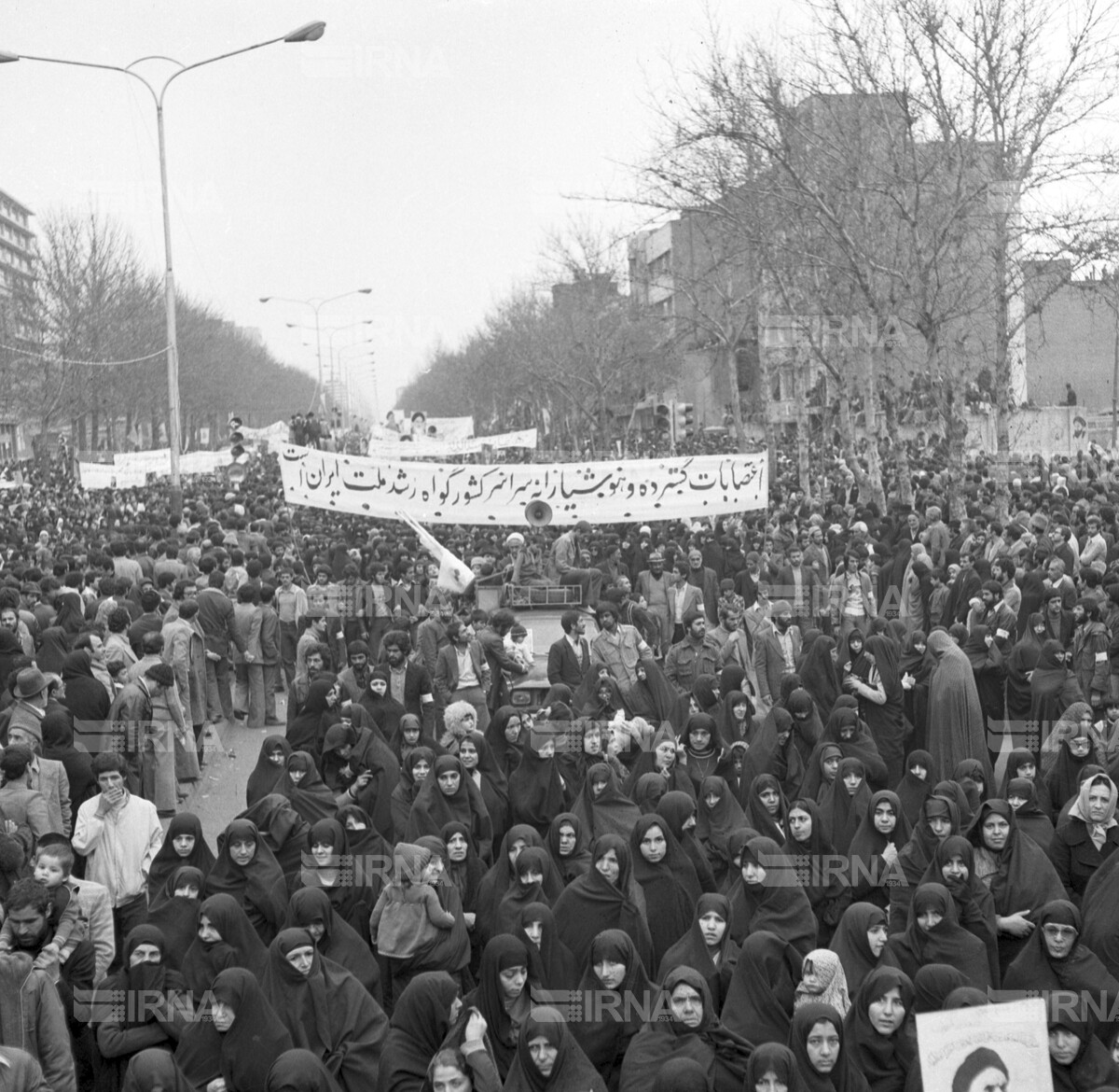 راهپیمایی مردم تهران برای پشتیبانی از دولت مهندس بازرگان