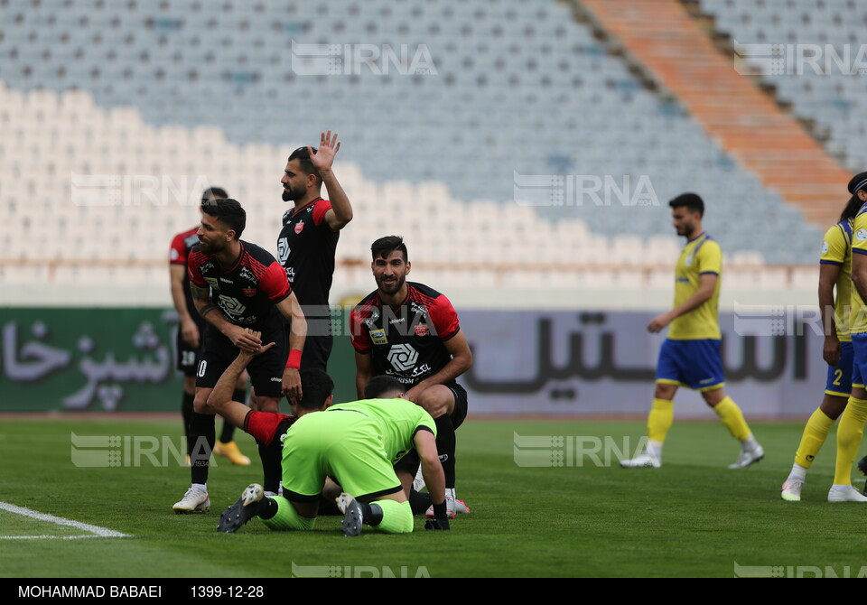 دیدار تیم های فوتبال پرسپولیس و نفت مسجد سلیمان