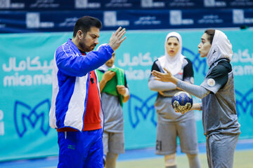 Entrenamiento del equipo femenino iraní de balonmano 
