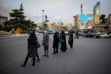 مسافران در انتظار وسیله نقلیه عمومی در میدان ونک 