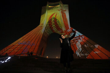 Ünlü İranlı şir Nizami Azadi Kulesi'ne yansıdı