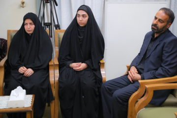 La rencontre des familles des récents martyrs de la DCA iranienne le Leader de la RII