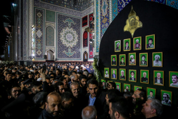 La cérémonie de commémoration du triste anniversaire du martyre de l'Imam Ali Ibn Mussa al-Reza (béni soit-il) a eu lieu mardi soir (3 septembre 2024) à Machhad en présence des serviteurs, des pèlerins et des personnes en deuil du 8ème Imam, l'Imam Reza, (Que le Salut de Dieu soit sur lui et sur sa descendance), à la Cour du Grand Prophète de son saint sanctuaire au nord-est de l’Iran. Photo : Mohsen Bakhshandeh