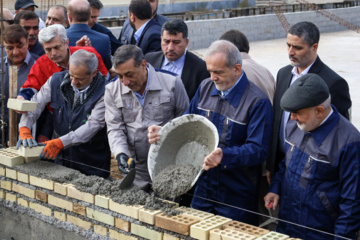 Le Président Pezeshkian participe à la construction d'une école