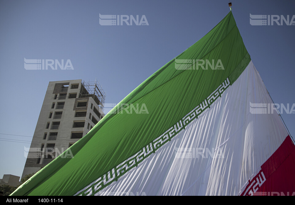 برافراشتن پرچم جمهوری اسلامی ایران به مناسبت دهه فجر در اهواز