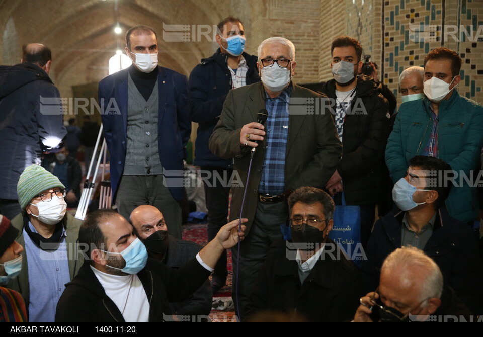 حضور وزیر امور اقتصاد و دارایی در مسجد جامع بازار تهران