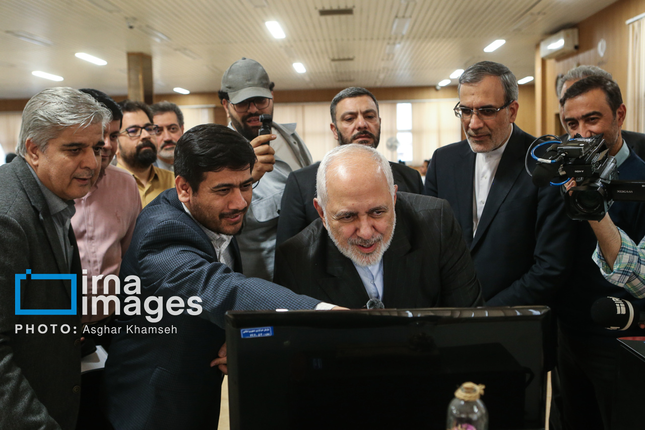 Mohammad Javad Zarif besucht IRNA