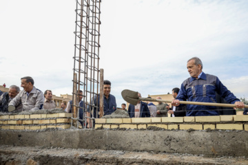 Le Président Pezeshkian participe à la construction d'une école