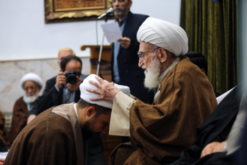 Iran : cérémonies de remise des turbans aux étudiants de l'école de théologie de Qom 