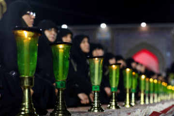 La cérémonie de commémoration du triste anniversaire du martyre de l'Imam Ali Ibn Mussa al-Reza (béni soit-il) a eu lieu mardi soir (3 septembre 2024) à Machhad en présence des serviteurs, des pèlerins et des personnes en deuil du 8ème Imam, l'Imam Reza, (Que le Salut de Dieu soit sur lui et sur sa descendance), à la Cour du Grand Prophète de son saint sanctuaire au nord-est de l’Iran. Photo : Mohsen Bakhshandeh