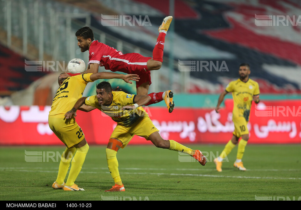 دیدار تیمهای فوتبال پرسپولیس و فجر سپاسی شیراز