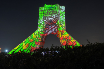 La tour Azadi de Téhéran brille à l'occasion de l'anniversaire de la révolution islamique