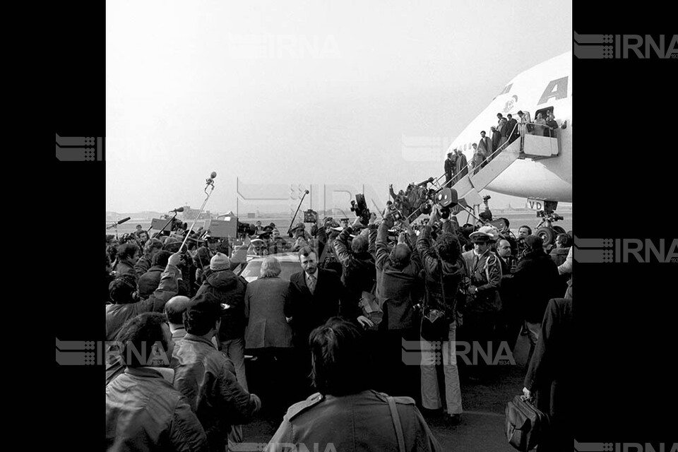 ورود امام خمینی به ایران -  استقبال در فرودگاه مهرآباد