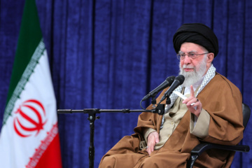 Le Leader de la Révolution islamique, l'Ayatollah Khamenei, reçoit des commandants de l'armée de l'air et de la défense aérienne, le vendredi 7 février 2025. (leader.ir)