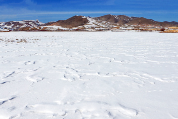 Les yeux éblouis par la beauté de la lagune de Qurugöl dans le nord-ouest iranien