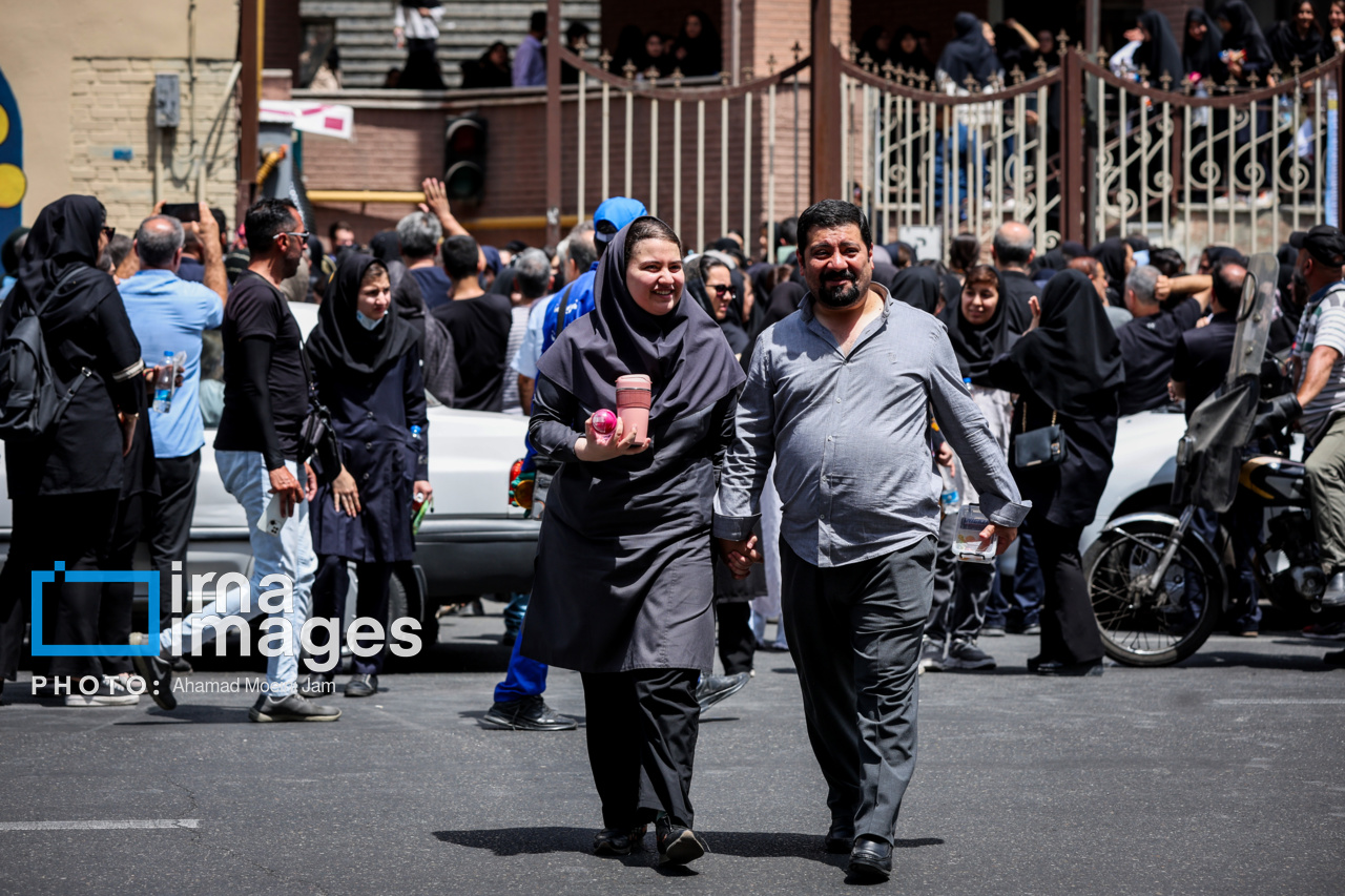 نوبت دوم آزمون سراسری ۱۴۰۳- انتظار خانواده ها در محوطه دانشکده اقتصاد دانشگاه تهران