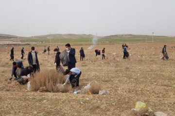 حاشیه روستای «گل‌سليمان آباد» میاندوآب در آستانه روز طبیعت پاکسازی شد