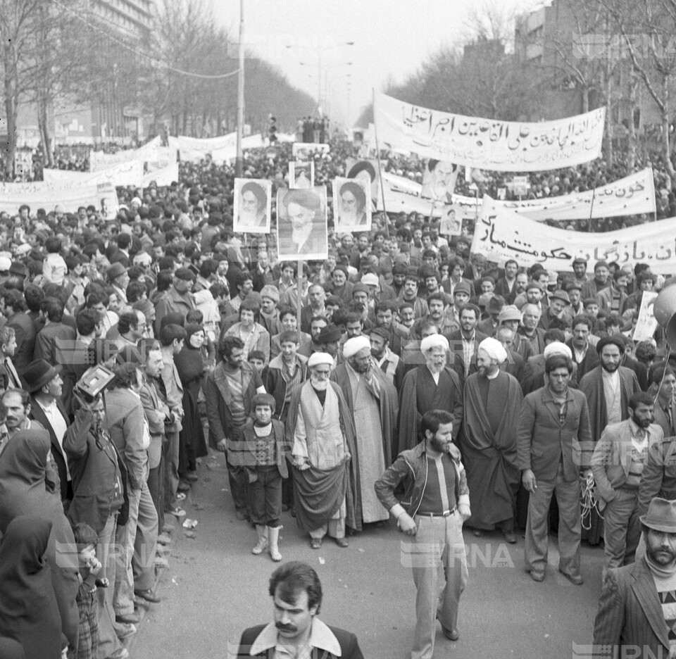 راهپیمایی مردم تهران برای پشتیبانی از دولت مهندس بازرگان