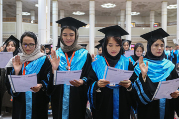 Téhéran (IRNA)-La cérémonie de remise des diplômes de 500 étrangers de 22 nationalités différentes, qui viennent de terminer leurs études dans les universités iraniennes, a eu lieu ce jeudi après-midi (12 décembre 2024) à l'université de Chiraz et dans le sanctuaire sacré de Shahcheragh (PSL). (Photo : Reza Qaderi)