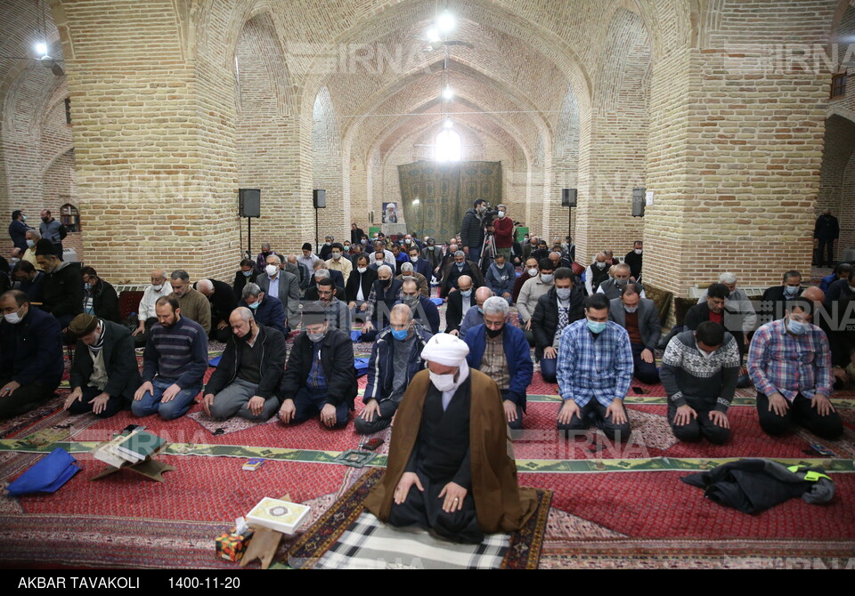 حضور وزیر امور اقتصاد و دارایی در مسجد جامع بازار تهران