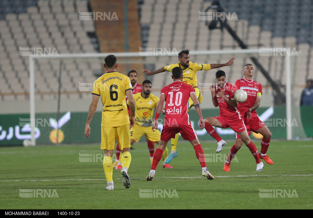 دیدار تیمهای فوتبال پرسپولیس و فجر سپاسی شیراز