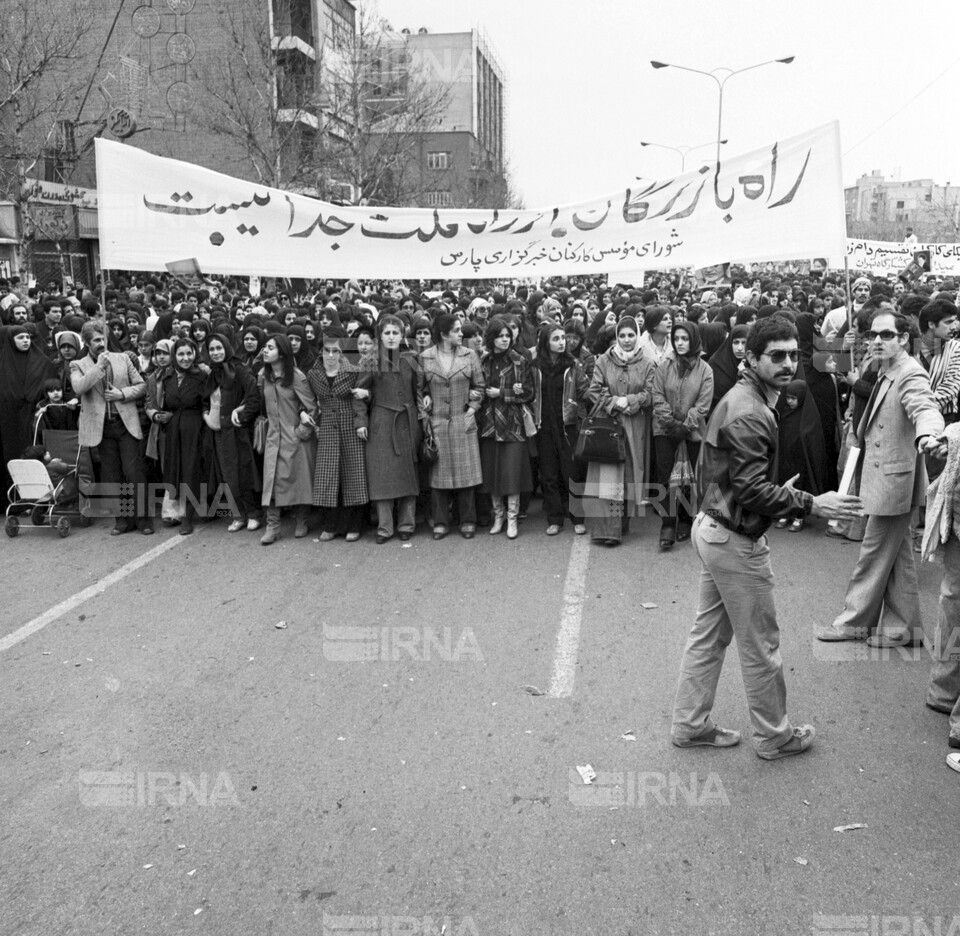 راهپیمایی مردم تهران برای پشتیبانی از دولت مهندس بازرگان